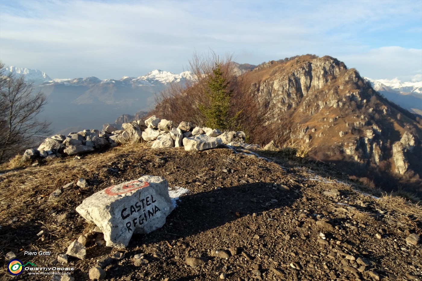 70 In vetta al Castel Regina (1424 m) con vista in Foldone.JPG